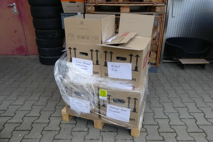 4x Karton mit Sanitärzubehör u.a. Vaillant Pumpe